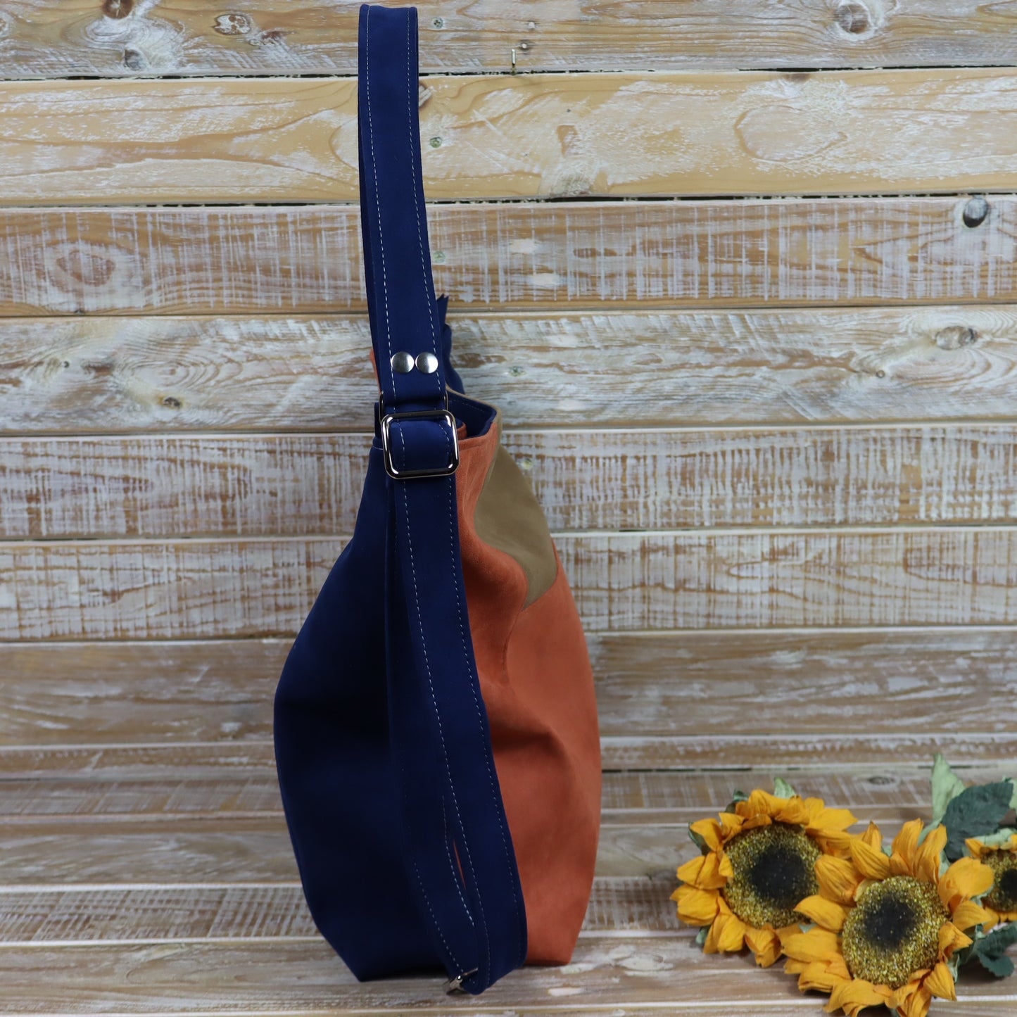 Orange-blaue Rucksacktasche