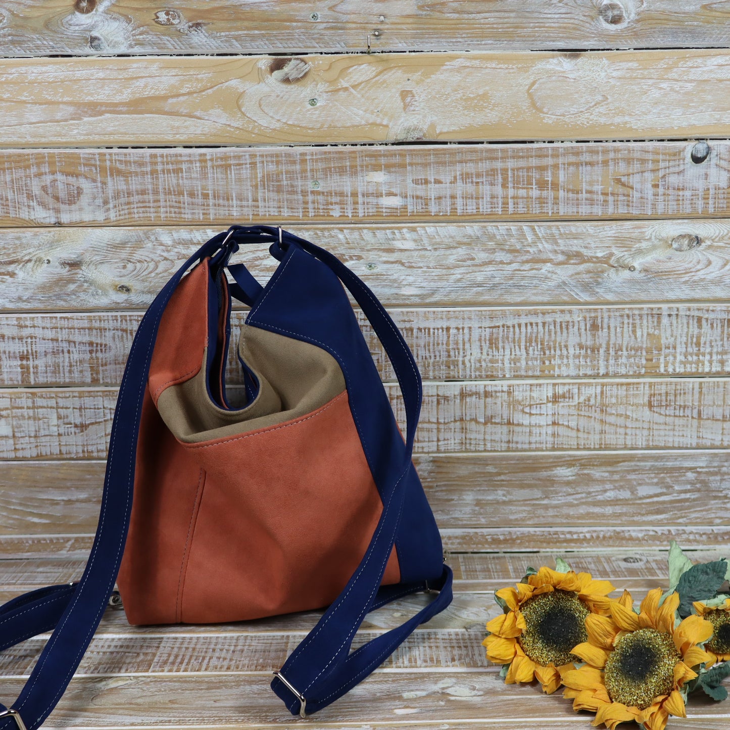 Orange-blaue Rucksacktasche