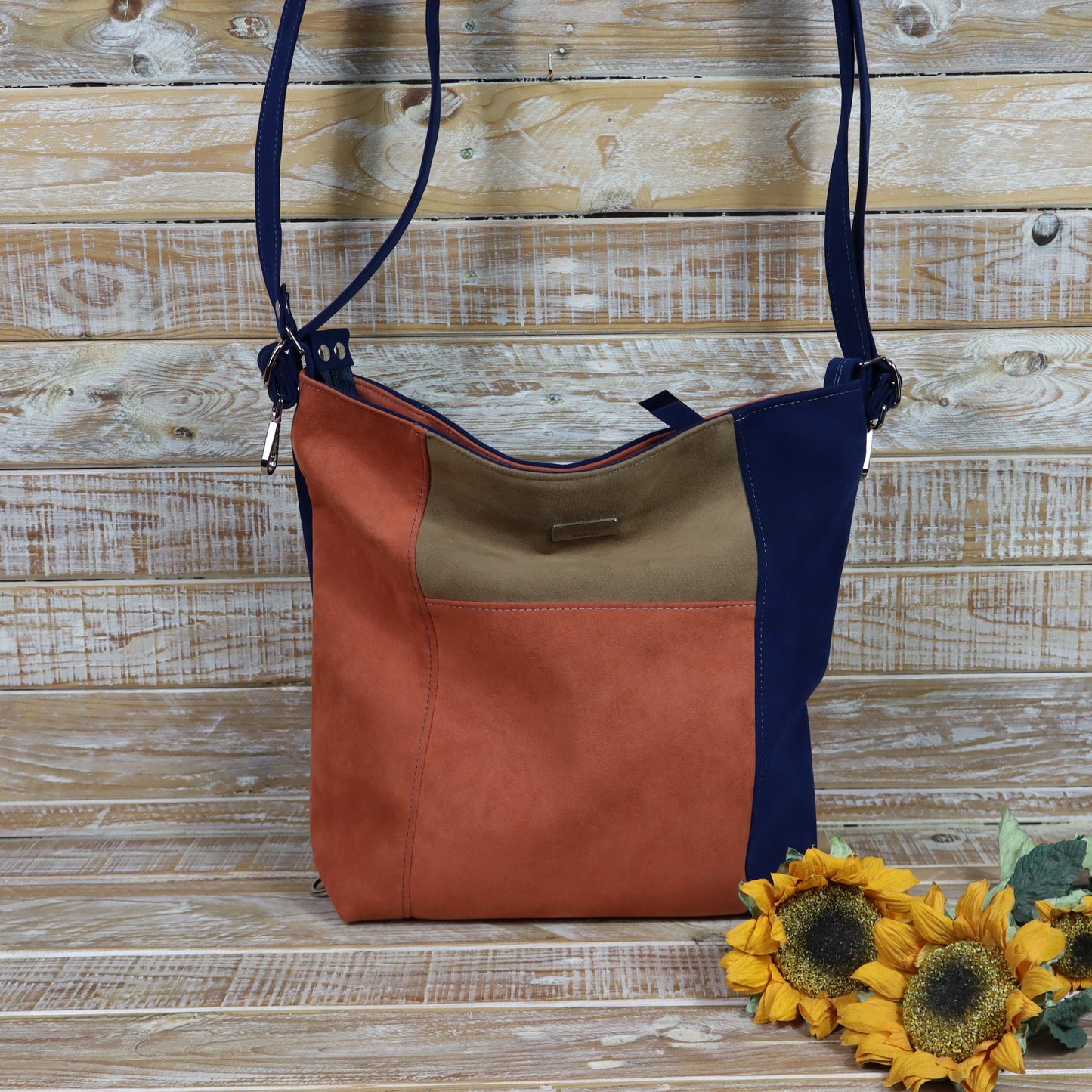 Orange-blaue Rucksacktasche