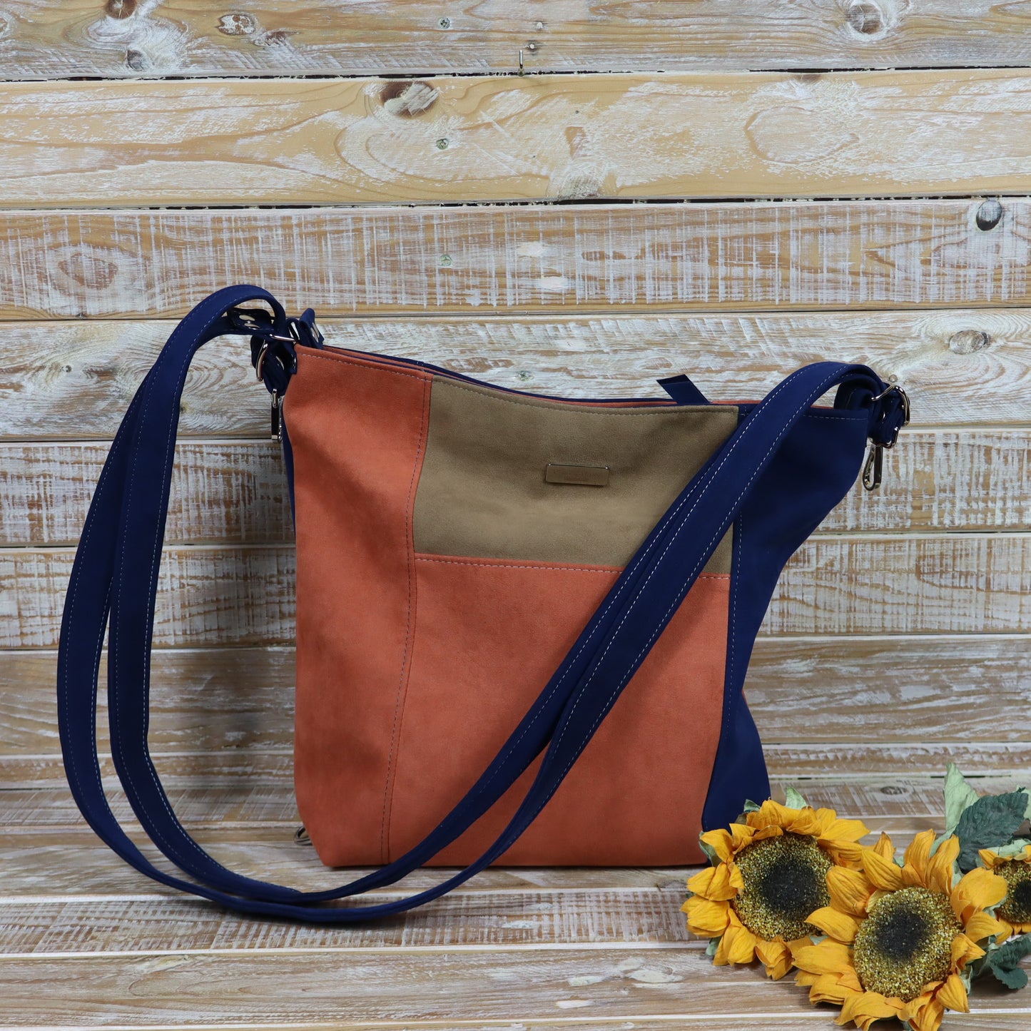 Orange-blaue Rucksacktasche