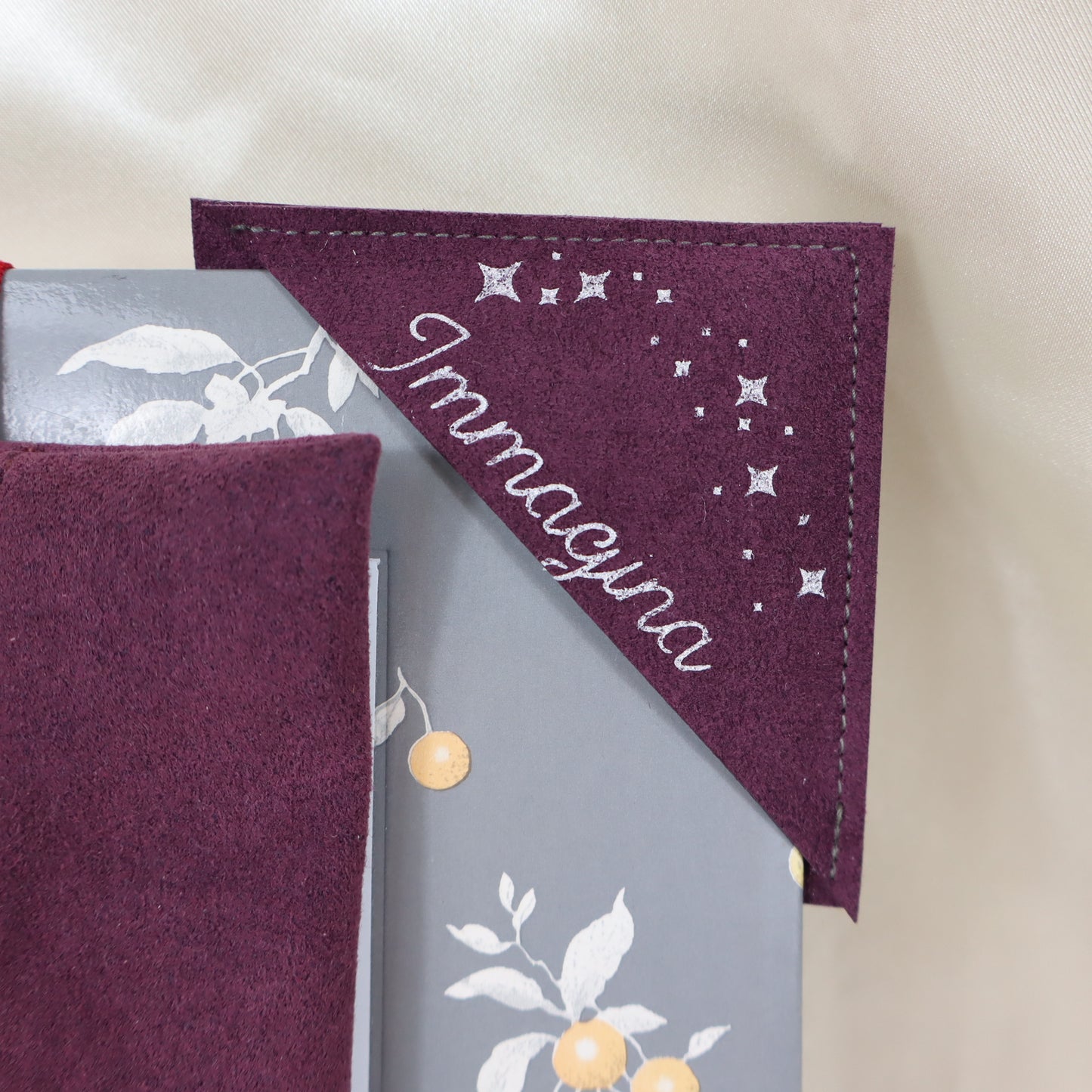 Astuccio con elastico e segnalibro