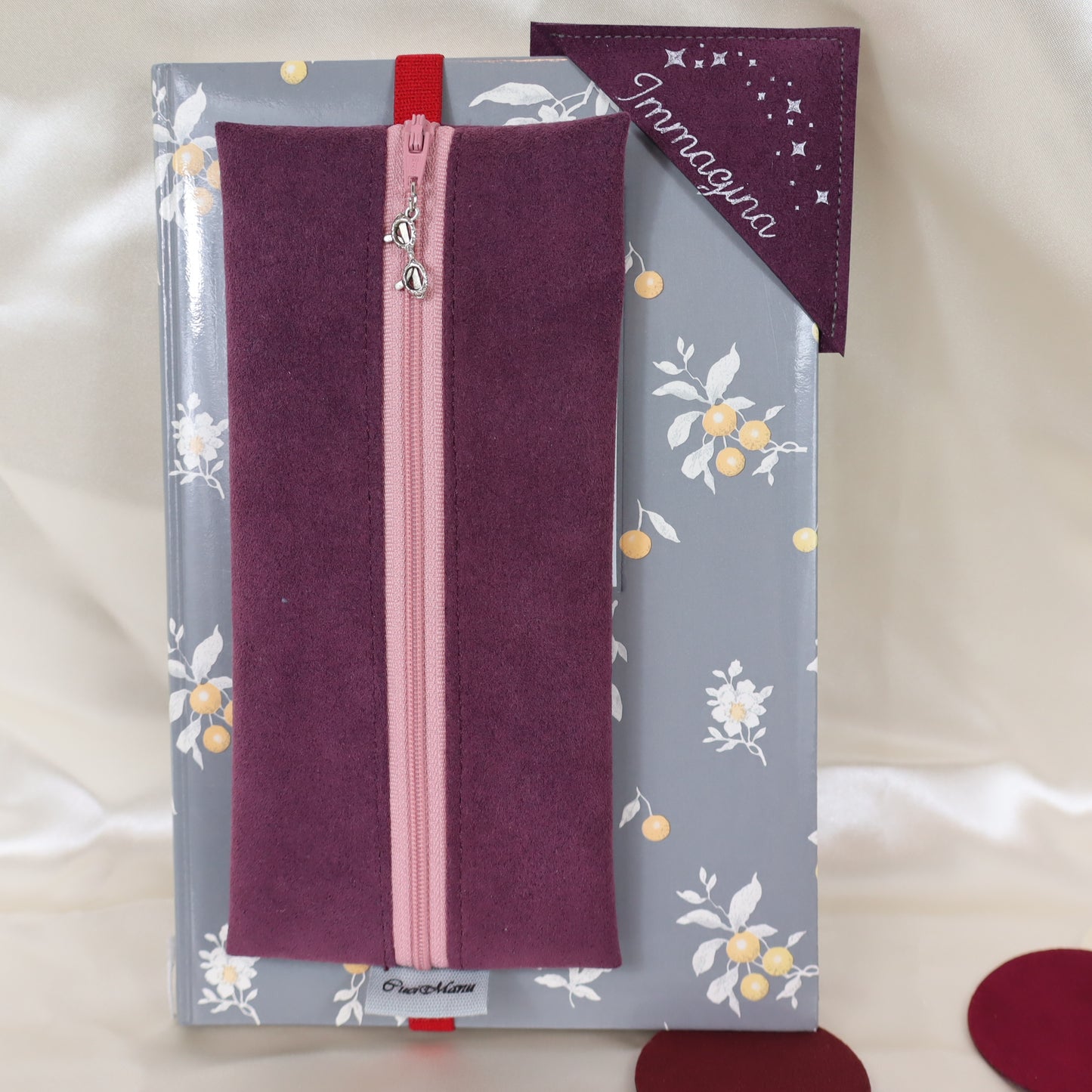 Astuccio con elastico e segnalibro